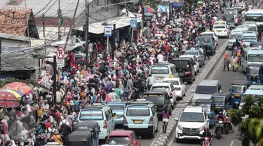 Ribuan orang memadati dikawasan Tanah Abang, Jakarta, Minggu (19/6). Meskipun hari raya Lebaran masih dua pekan lagi, warga Jakarta mulai memadati pasar Tanah Abang untuk kebutuhan berbelanja. (Liputan6.com/Faizal Fanani)