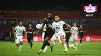 Pemain Arema FC, Charles Lokolingoy (kiri), berebut bola dengan Rizky Ridho saat berhadapan dengan Persija Jakarta di Stadion Soepriadi, Kota Blitar, Sabtu (26/10/2024). (Bola.com/Iwan Setiawan)