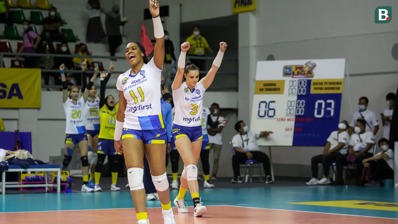 Pemain Bandung BJB Tandamata, Madeline Jazmin Guillen Paredes (kiri) dan Nikoleta Perovic