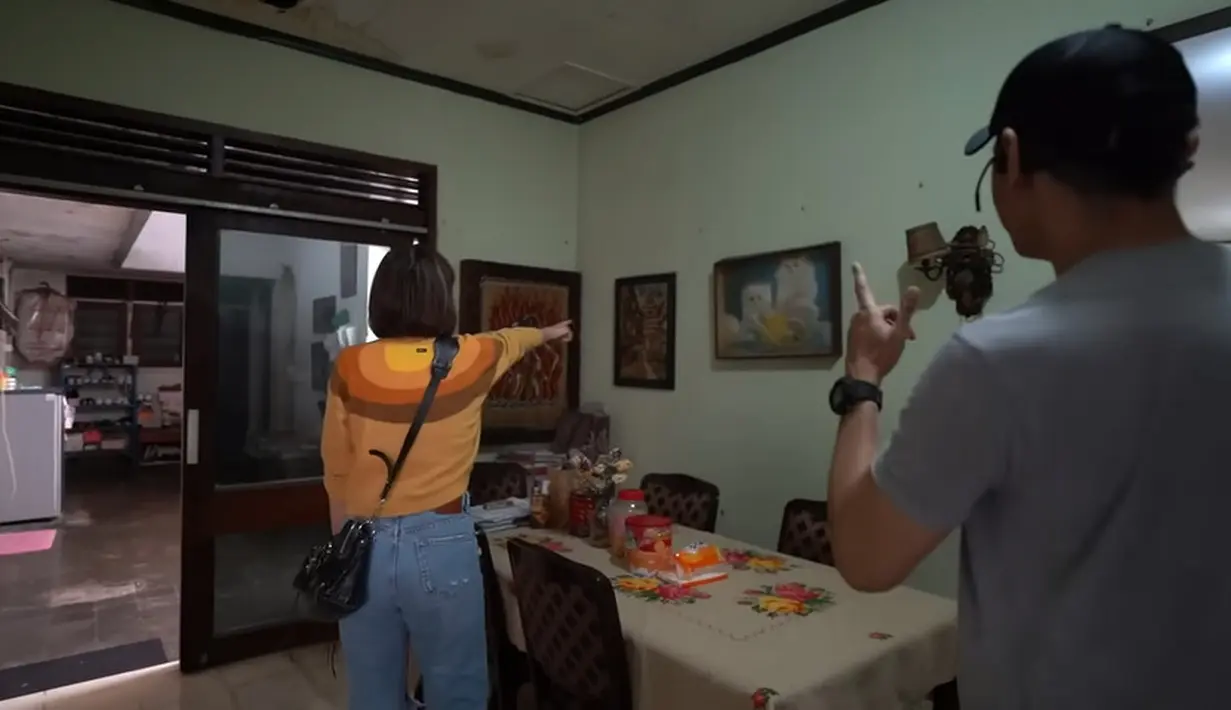 Posisi tempat makan juga tidak berubah. Sedangkan tidak jauh dari ruang ini ada ada kamar yang biasa digunakan orangtua Sara. [Youtube/Sara Wijayanto]