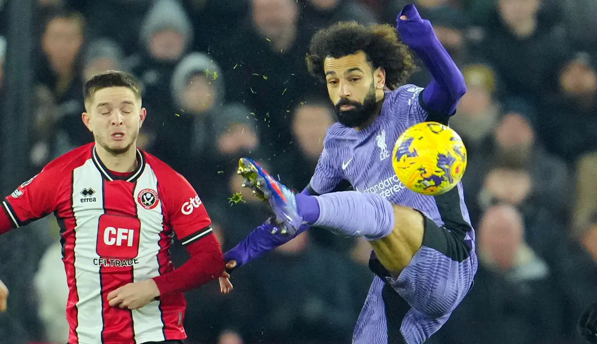 Dua gol yang dicetak Virgil van Dijk dan Dominik Szoboszlai membawa Liverpool curi poin di markas Sheffield United pada laga pekan ke-15 Liga Inggris. (AP Photo/Jon Super)