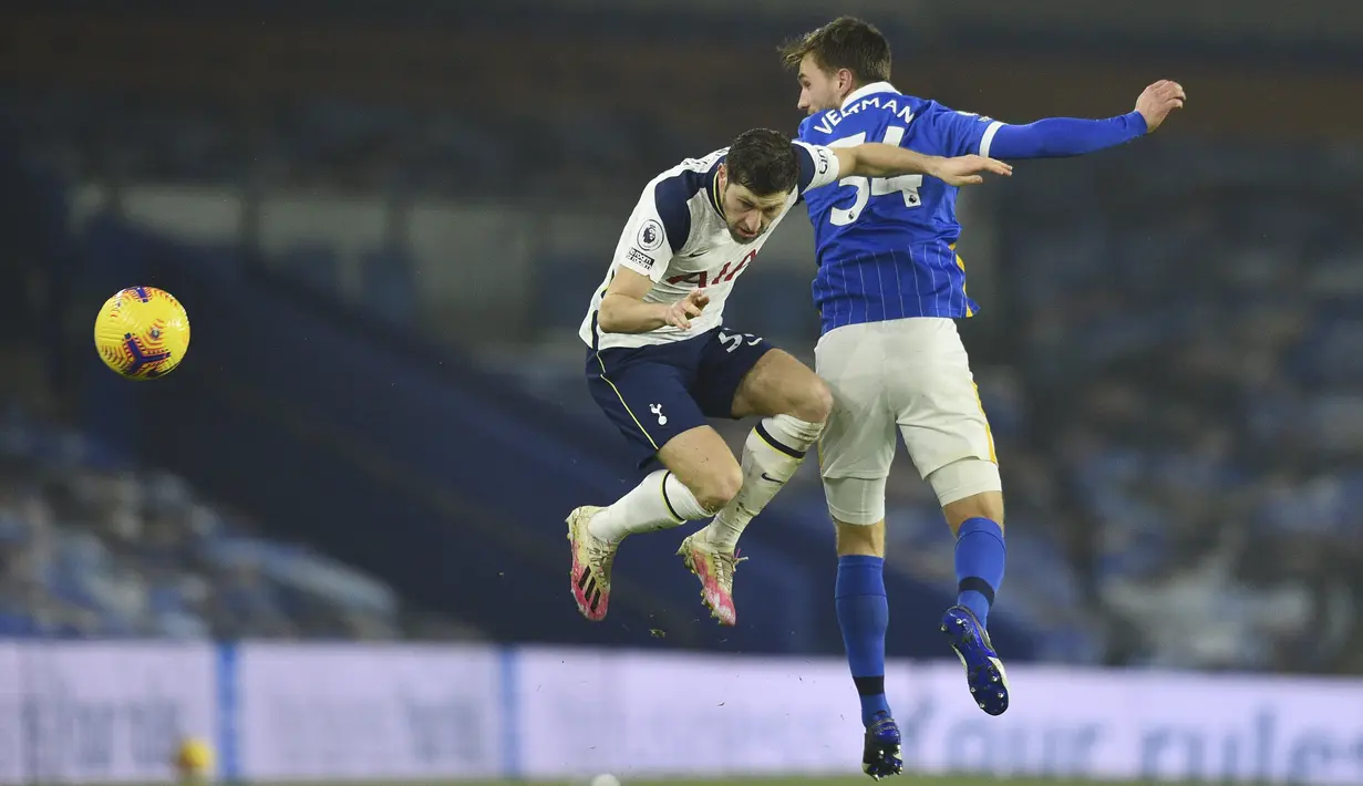 Bek Tottenham Hotspur,  Ben Davies berebut bola dengan bek Brighton & Hove Albion, Joel Veltman dalam pekan ke-21 Liga Inggris di Amex Stadium pada Senin (1/2/2021) dini hari WIB. Brighton taklukkan Tottenham Hotspur dengan skor 1-0. (Glyn Kirk/Pool via AP)