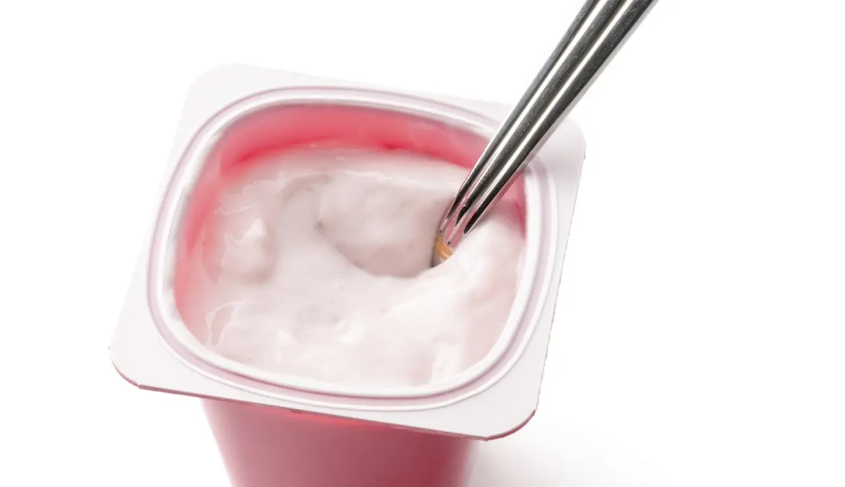 Kandungan gula alami dan protein yang terdapat dalam yoghurt dapat membuat tubuh lebih segar. Terlebih jika Anda mengkonsumsi yoghurt dingin. Selain itu, probiotik bakteri dalam yoghurt bermanfaat untuk sistem pencernaan. (huffingtonpost.com)