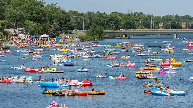 Ada garis yang dibentuk oleh pelampung sepanjang 360 meter di Kanada yang memecahkan rekor. (Guinness World Records)