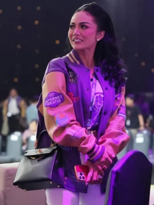 Krisdayanti membawa tas Hermes hitam. Rambut hitamnya dikeriting.  [@krisdayantilemos]