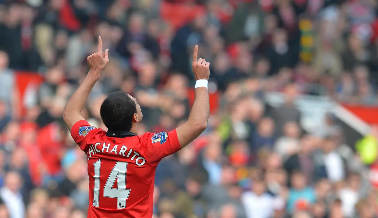 Javier Hernandez - Karena nama Javier Hernandez terlalu pasaran di Meksiko, akhirnya mantan Pemain Manchester United ini lebih memilih nama julukan di punggungnya. Chicarito berasal dari bahasa Spanyol yang berarti Kacang polong kecil. (Foto: AFP/Greenwood)