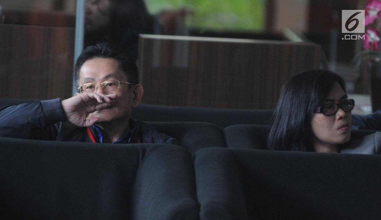 Pemilik PT Purna Arena Yudha (PAY), Simon Susilo menunggu untuk pemeriksaan di Gedung KPK, Rabu (6/2). Simon diperiksa sebagai tersangka kasus dugaan suap pengadaan barang dan jasa di lingkungan Pemkab Lampung Tengah tahun 2018. (Merdeka.com/Dwi Narwoko)