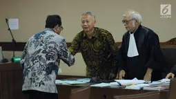 Menhub, Budi Karya Sumadi (kiri) menyalami terdakwa suap perizinan dan pengadaan proyek di lingkungan Ditjen Hubla TA 2016-2017, Antonius Tonny Budiono usai sidang di Pengadilan Tipikor, Jakarta, Rabu (28/3). (Liputan6.com/Helmi Fithriansyah)