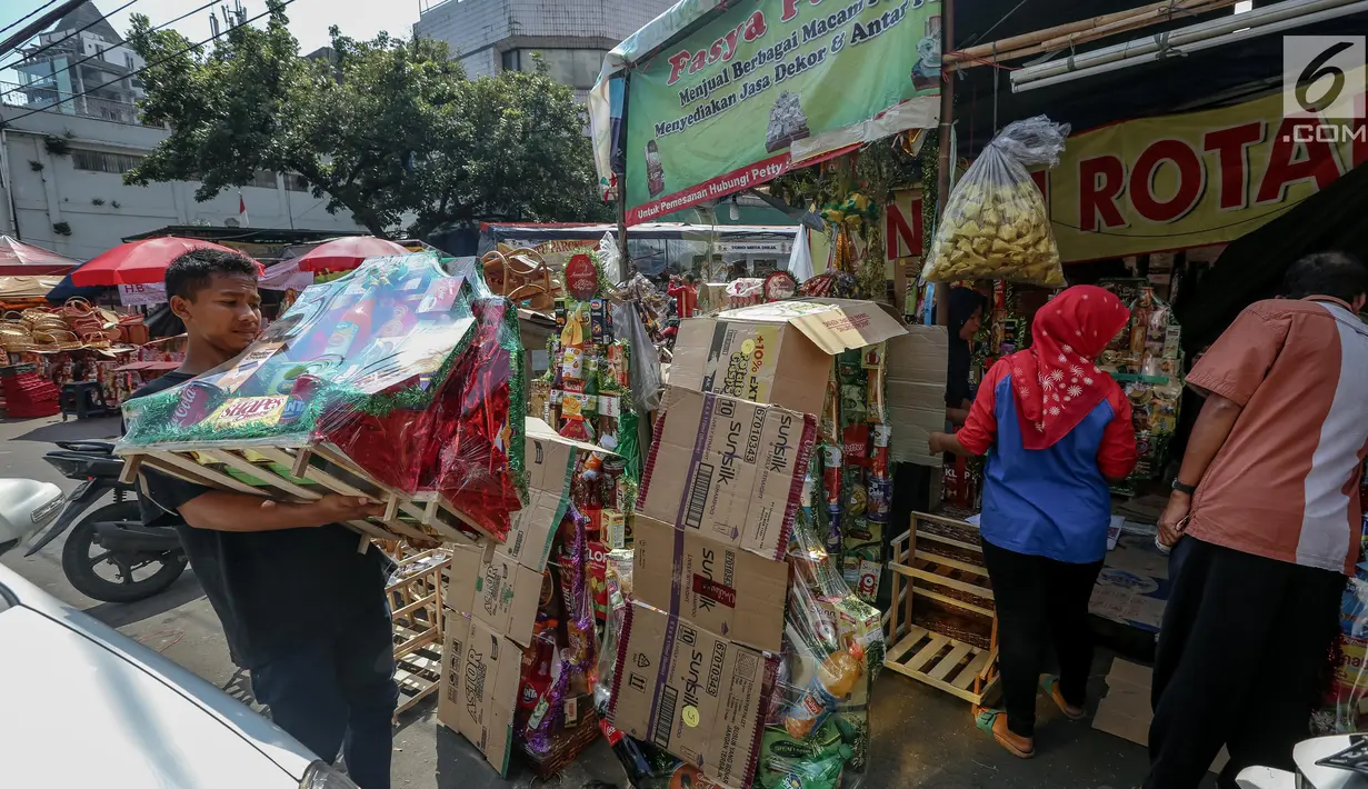 Penjual membawa parsel yang telah selesai di hias untuk dijual dikawasan Cikini, Jakarta, Sabtu (17/6). Penjual parcel mengaku menjelang Lebaran permintaan parcel mulai mengalami peningkatan. (Liputan6.com/Faizal Fanani)