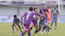 Pemain Persebaya Surabaya, Marselino Ferdinan (kanan) berebut bola dengan pemain Persita Tangerang, Dadang Apridianto pada laga pekan ke-18 BRI Liga 1 2022/2023 di Stadion Indomilk Arena, Tangerang, Rabu (18/1/2023) sore WIB. Persebaya menang dengan skor 5-0. (Bola.com/M Iqbal Ichsan)