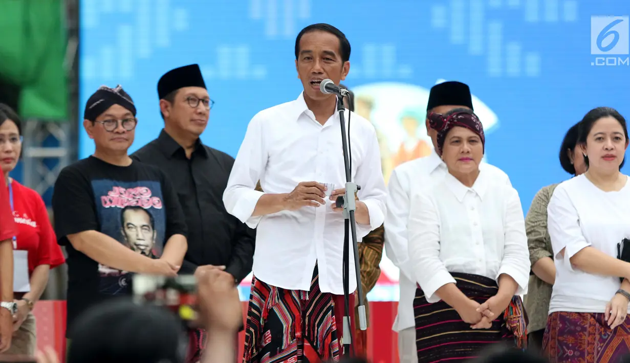 Presiden Joko Widodo memberi sambutan saat mengunjungi Festival Sarung Indonesia 2019, Plaza Tenggara Kompleks GBK, Jakarta, Minggu (3/3). Festival ini diikuti sejumlah perajin sarung tenun dari berbagai daerah. (Liputan6.com/Helmi Fithriansyah)