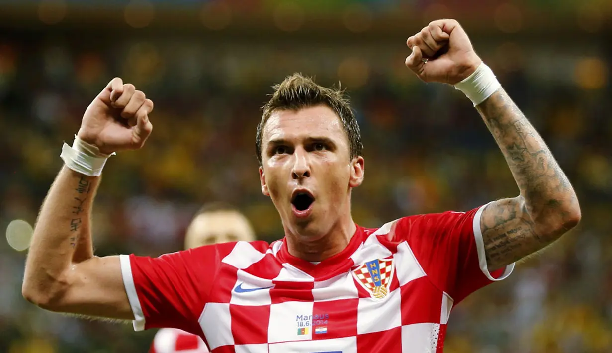Selebrasi pemain depan Kroasia, Mario Mandzukic, saat merayakan golnya ke gawang Kamerun di Stadion Amazonia, Manaus, Brasil, (19/6/2014). (REUTERS/Siphiwe Sibeko)  