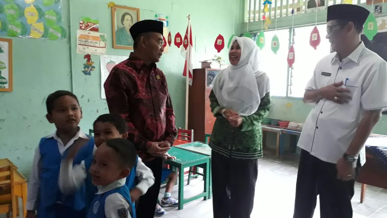 Mendikbud berbincang dengan salah satu guru TK di Kabupaten PALI (Liputan6.com/Nefri Inge)