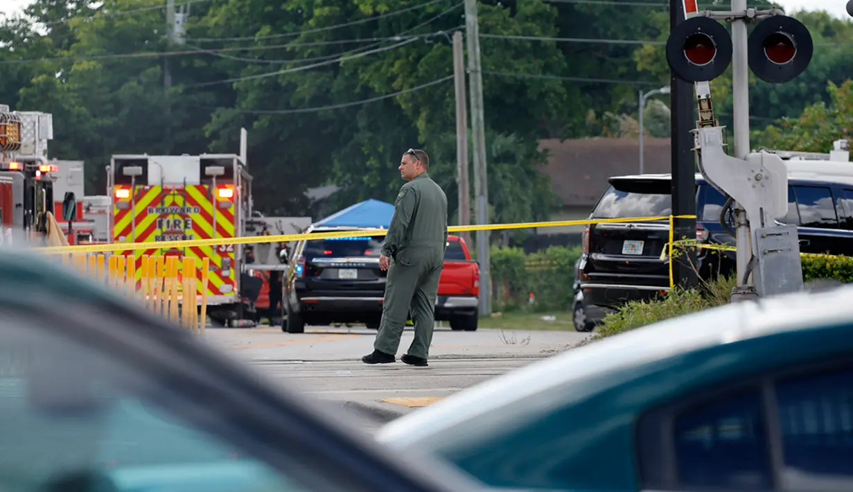 Seorang wanita yang tinggal di gedung itu juga tewas. Namanya tidak segera dirilis. (Amy Beth Bennett/South Florida Sun-Sentinel via AP)
