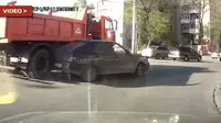 Truk Sampah Menyeret  Sedan Lada Tanpa Berdosa