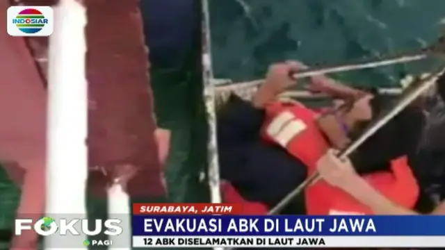 Kapal Motor Pinang Jaya yang membawa lebih 1,000 ton semen terbalik dihantam ombak besar akibat cuaca buruk.