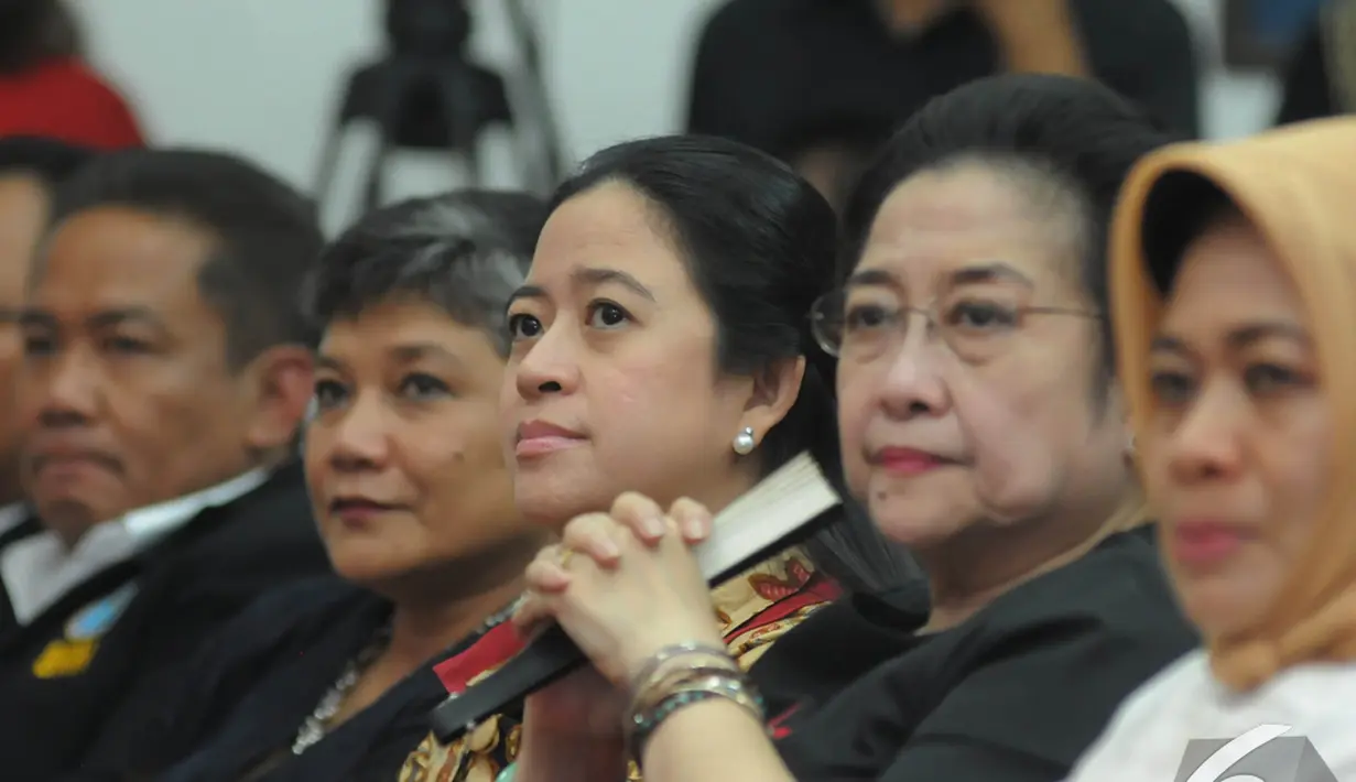 Ketua Umum PDIP Megawati Soekarno Putri (kedua kanan) bersama Menko Bidang Pembangunan Manusia dan Kebudayaan Puan Maharani (tengah) saat menghadiri Peringatan Hari Ibu, Jakarta, Senin (22/12/2014). (Liputan6.com/Herman Zakharia)