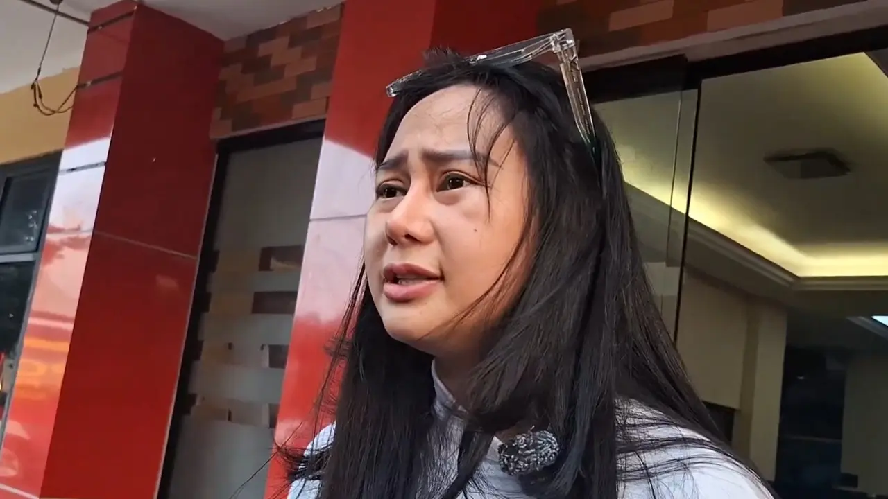 Selebgram Denise Chariesta menyambangi Polres Metro Jakarta Selatan (Jaksel), Rabu (9/4/2025).
