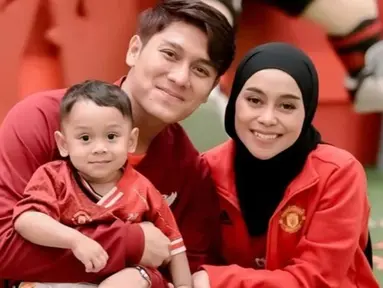 Baby L baru saja diubah namanya oleh Lesti dan Billar. Nama baby L kini menjadi Muhammad Levian Al Fatih. Potret ulang tahun sekaligus ganti nama ini digelar dengan dress code jersey bola. Lesti dan baby L pakai MU sementara Billar pakai Liverpool. (Liputan6.com/IG/lestikejora)