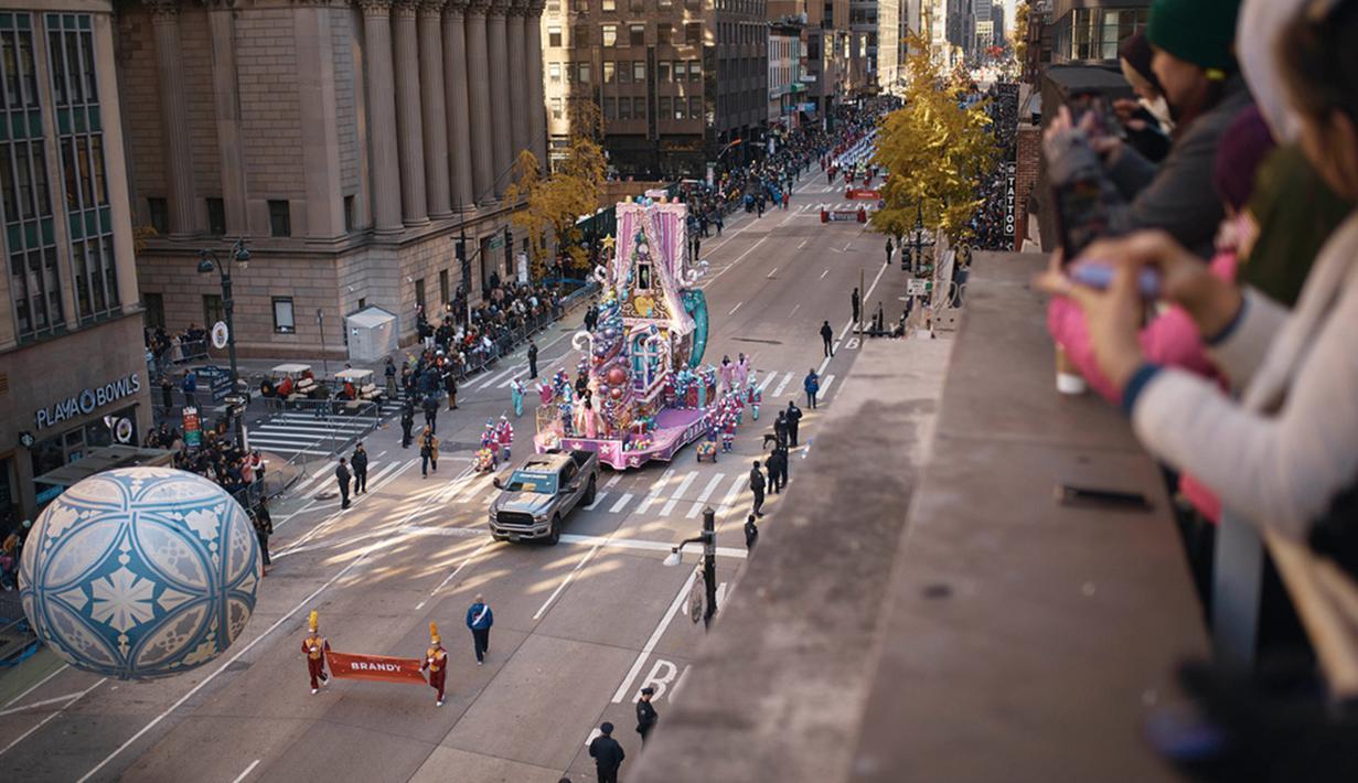 Parade Hari Thanksgiving Macy adalah acara perayaan tahunan di Amerika Serikat yang ditonton oleh ribuan orang di jalan-jalan Kota New York dan jutaan lainnya di TV di rumah. (AP Photo/Andres Kudacki)
