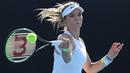 Petenis Britania, Katie Boulter, memukul bola saat melawan petenis Ukraina, Elina Svitolina, pada laga Australia Open di Melbourne, Selasa (21/1). (AFP/David Gray)