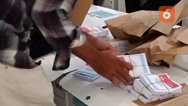 Pelipatan Kertas Suara PSU Kabupaten Serang. (Rabu, 16/05/2025). (Yandhi Deslatama/Liputan6.com).