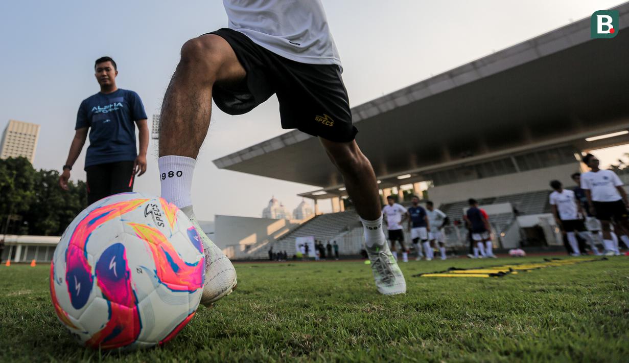 Seorang peserta mengikuti sesi speed drill & skill challange menggunakan sepatu terbaru Specs, dengan nama Alphaform Elite pada acara Alphaform Experience yang berlangsung di Stadion Madya, Senayan, Jakarta, Jumat (12/07/2024). (Bola.com/Bagaskara Lazuardi)