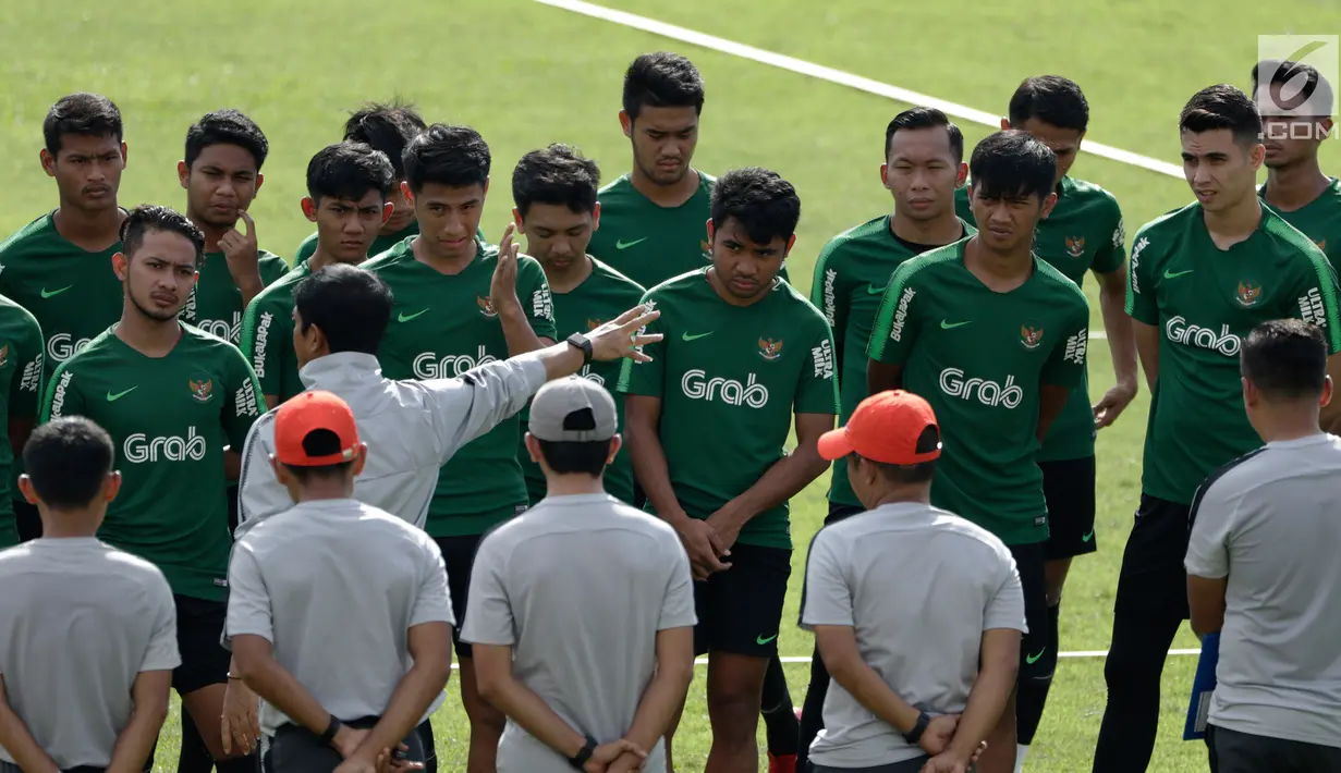 Pemain Timnas Indonesia U-22 berkumpul sebelum memulai latihan di Stadion Madya Senayan, Jakarta, Kamis (17/1). Latihan ini merupakan persiapan jelang Piala AFF U-22. (Bola.com/Yoppy Renato)
