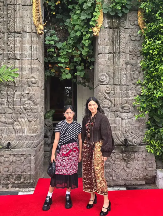 Dian Sastrowardoyo terlihat tampil kompak dengan sang putri, Ishana, saat hadiri fashion show [@therealdisastr]