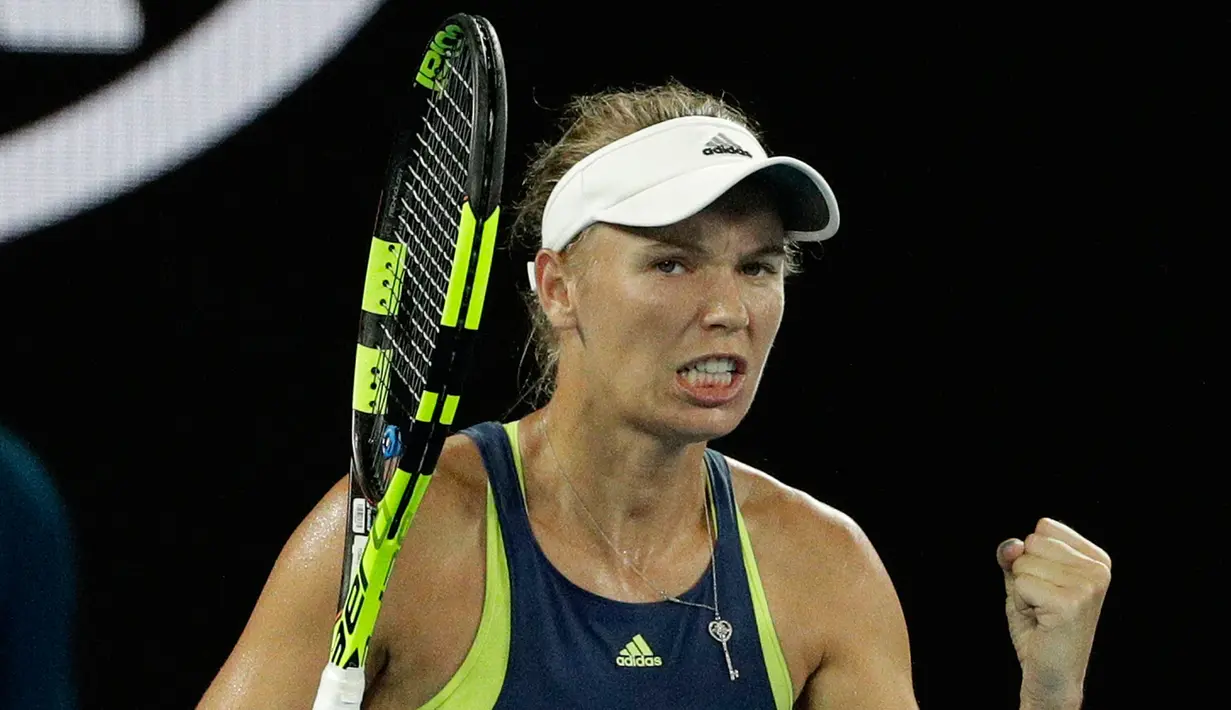 Petenis Denmark, Caroline Wozniacki berselebrasi setelah mengalahkan petenis Belanda, Kiki Bertend pada babak ketiga Australia Terbuka 2018 di Melbourne, Jumat (19/1). Petenis nomor dua dunia ini menang 6-4, 6-3 dalam waktu 86 menit. (AP/Dita Alangkara)