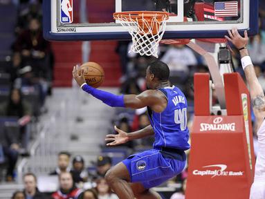 Pebasket Dallas Mavericks, Harrison Barnes, berusaha memasukkan bola saat pertandingan melawan Washington Wizards pada laga NBA di Capital One Arena, Selasa (7/11/2017). Mavericks menang 113-99 atas Wizards. (AP/Nick Wass)