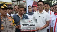 Panitia Gerakan Nusantara Bersatu menyalurkan sejumlah logistik dan uang tunai untuk korban Gempa Cianjur, Jawa Barat. (Dok. Liputan6.com/Ady Anugrahadi)