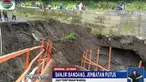 Dengan ambruknya jembatan, warga harus memutar arah dengan menempuh jarak 20 kilometer.
