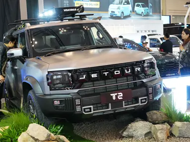 Seorang pengunjung mengamati Jetour T2 buatan pabrikan mobil China Chery saat Gaikindo Jakarta Auto Week (GJAW) 2025 di Tangerang, Banten, Jumat 21 November 2025. Pameran otomotif Gaikindo Jakarta Auto Week (GJAW) 2025 resmi dimulai pada hari ini, Jumat (21/11/2025). (AP Photo/Tatan Syuflana)