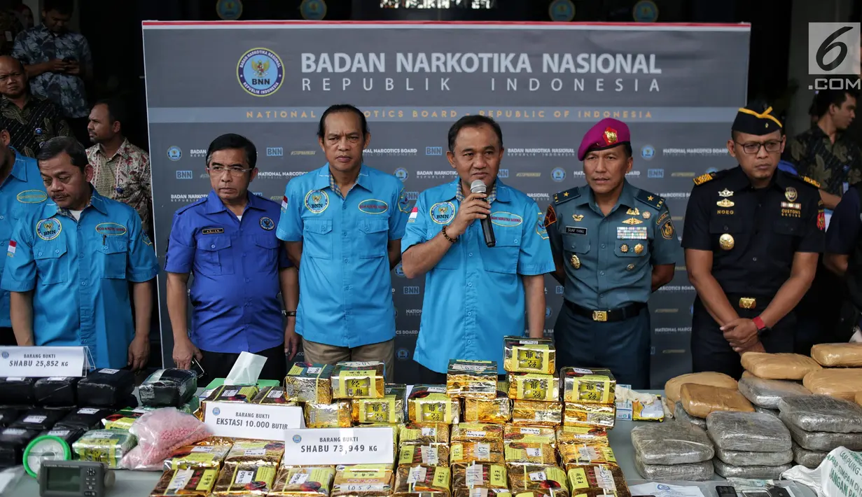 Kepala BNN Inspektur Jenderal Heru Winarko (ketiga kanan) memberikan keterangan saat konferensi pers pengungkapan 3 kasus tindak pidana narkotika di Gedung BNN, Jakarta, Jumat (1/2). (Liputan6.com/Faizal Fanani)