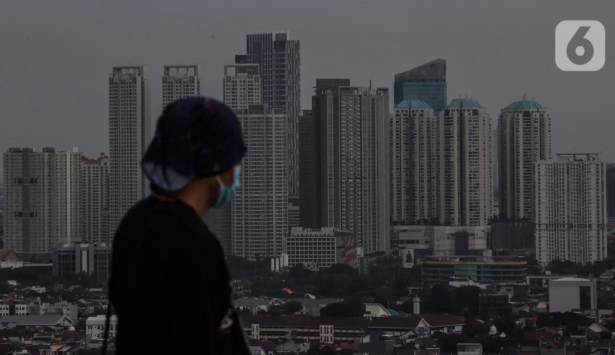 Lanskap permukiman dan gedung pencakar langit dari Senayan, Jakarta, Jumat (6/11/2020). Wakil Presiden Ma'ruf Amin mengatakan strategi pengembangan ekonomi syariah yang berfokus pada kelompok masyarakat miskin & pelaku UMKM merupakan langkah efektif mengurangi kemiskinan. (Liputan6.com/Johan Tallo)