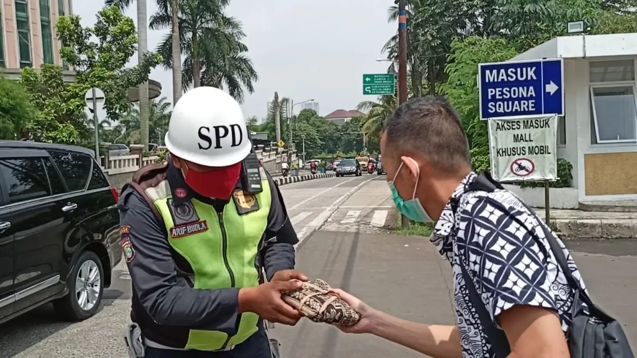 Kejari Depok Berbagi Sajadah Untuk Mencegah Penularan COVID-19