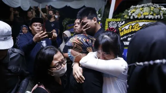 8 Potret Kedatangan Jenazah Vanessa Angel dan Bibi Ardiansyah di Rumah Duka