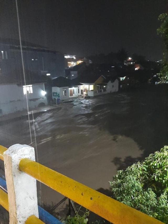 Debit air di Sungai Camanuk, garut, Jawa Barat  hingga Jumat malam terus meningkat. (Liputan6.com/Jayadi Supriadin)