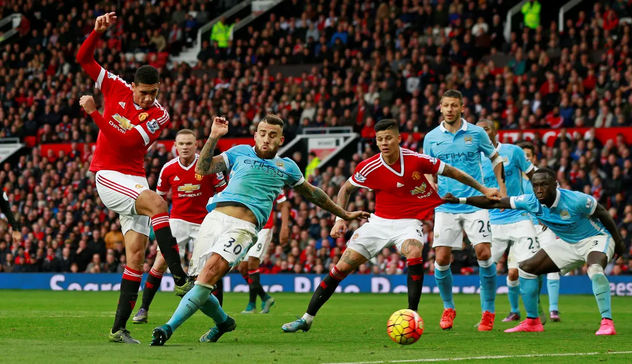 Pemain Manchester United, Chris Smalling, mencoba menembak bola ke gawang Manchester City, Minggu (25/10/2015). (Action Images via Reuters/Jason Cairnduff)