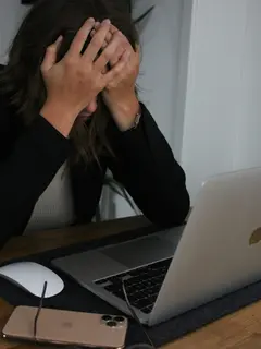 Tekanan di kantor tak bisa dihindari, namun mengelola emosi dengan baik membantu Anda tetap tenang, fokus, dan profesional (Foto: Seogalaxy/Unsplash)