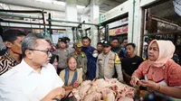 Menteri Perdagangan Zulkifli Hasan mengatakan, harga sejumlah barang kebutuhan pokok (bapok) di Salatiga, Jawa Tengah terpantau stabil, bahkan turun. Selain itu, pasokannya pun terpantau cukup. Hal tersebut tergambar dari hasil pantauan harga-harga bapok oleh Mendag Zulkifli Hasan di Pasar Raya I Salatiga, Jawa Tengah, hari ini, Sabtu (1/7/2023). (Dok. Kemendag)