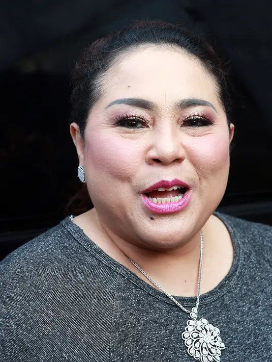 Ditemui di studio Hanggar, Pancoran, Jakarta Selatan, Selasa (29/12/2015), Nunung mengaku capek lantaran harus terus menerus mengonsumsi obat-obatan. Ia memang pernah beberapa kali menderita penyakit. (Deki Prayoga/Bintang.com)