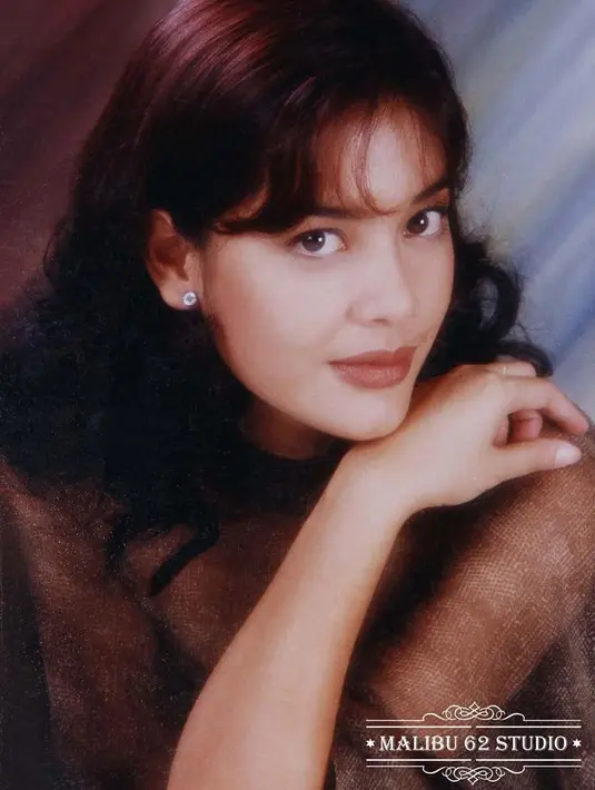 Dan ini adalah foto jadul dari Lulu Tobing. Sejak dulu wanita kelahiran 21 November 1977 ini sudah cantik dan menawan. (Foto: instagram.com/malibu62studio)