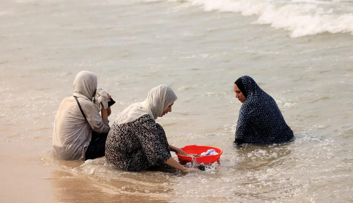 Jumlah ini jauh di bawah rekomendasi Organisasi Kesehatan Dunia (WHO), yaitu 50 liter sebagai kebutuhan minimum wajib untuk memenuhi kebutuhan dasar, termasuk minum, memasak, dan kebersihan. (MAHMUD HAMS / AFP)