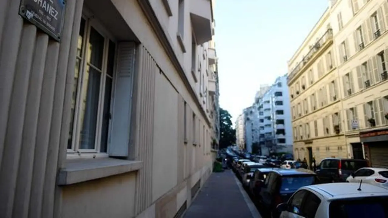 Jalanan di lingkungan perumahan mewah di Paris, Prancis tempat polisi menemukan bahan peledak. (AFP)