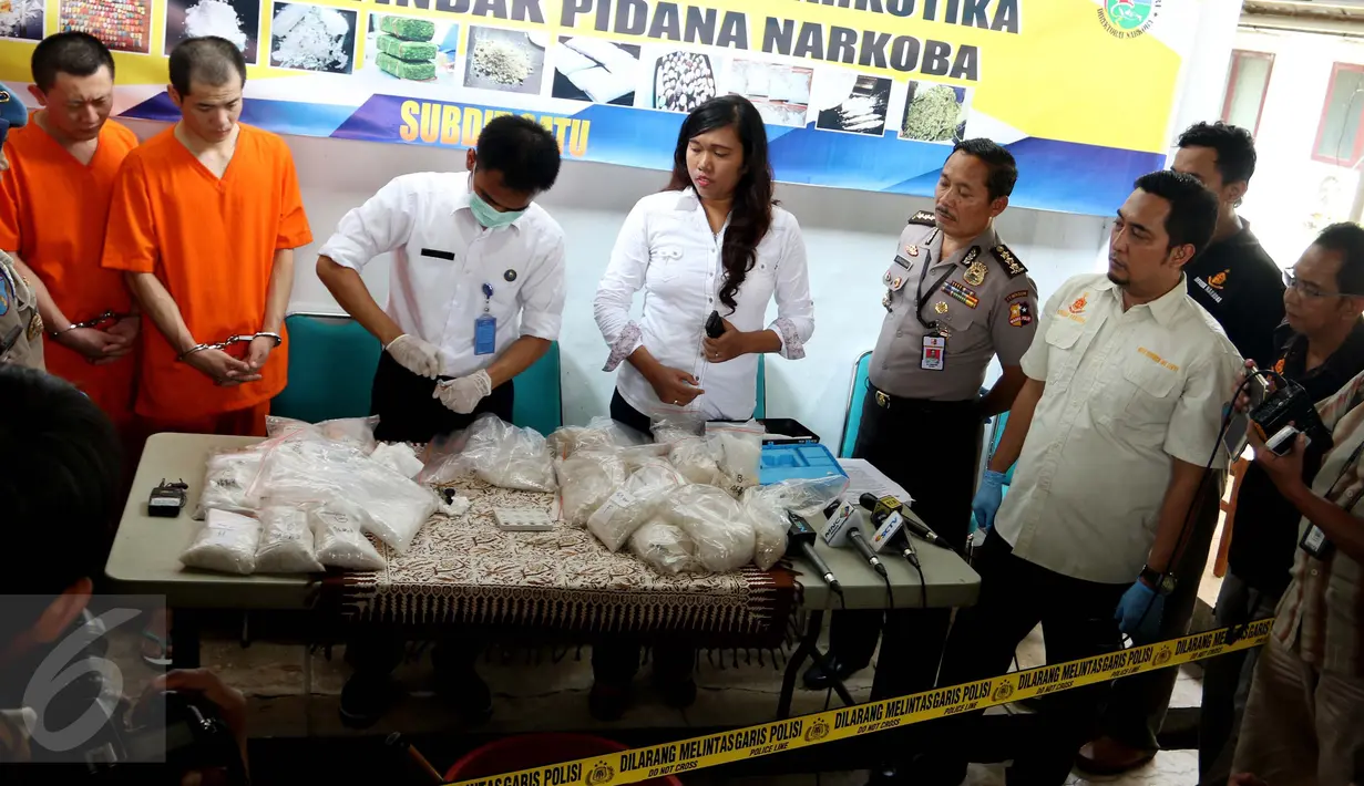 Dua tersangka dihadirkan saat pemusnahan barang bukti narkoba di Gedung Dittipid narkoba Bareskrim Polri, Jakarta, Rabu (19/10). Barbuk sabu 11,4 kg itu didapat dari hasil pengungkapan jaringan sindikat China - Indonesia. (Liputan6.com/Gempur M Surya)