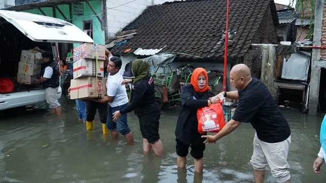Sahabat Ganjar menyalurkan bantuan sosial untuk warga terdampak banjir rob (Istimewa)