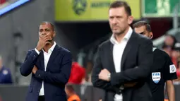 Ini menjadi debut yang tragis bagi pelatih baru Patrick Kluivert bersama Timnas Indonesia. (AFP/David Gray)