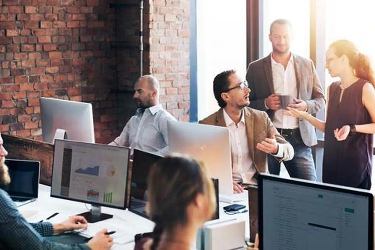 Ilustrasi Foto Bekerja di Kantor | Copyright: iStockphoto